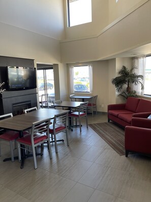 Free daily buffet breakfast - Comfort Inn Baie-Comeau (Baie Comeau)