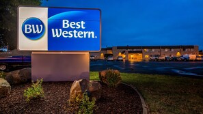 Welcome to Best Western, where guests can enjoy a well-manicured entrance and convenient parking.