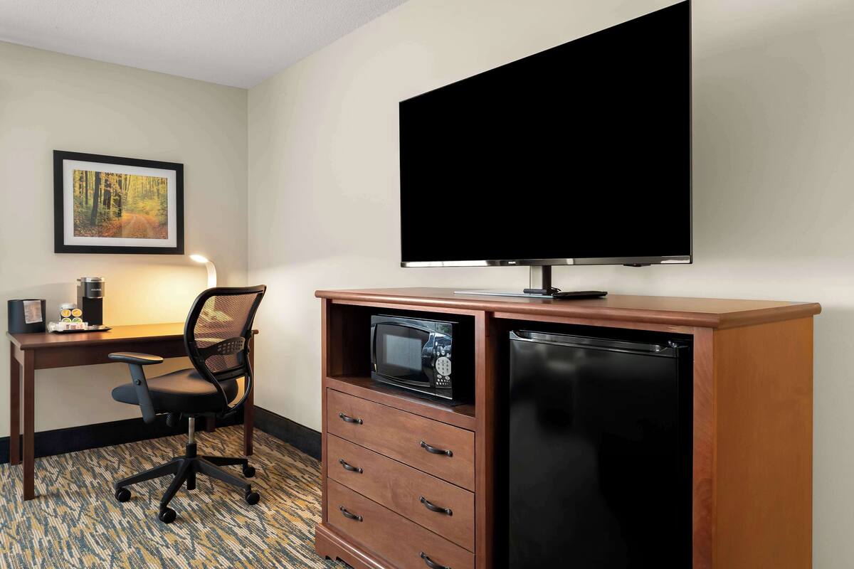 standard room, 1 king bed, accessible, refrigerator & microwave (1st floor) | desk, iron/ironing board, free wifi, bed sheets