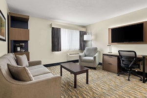 Suíte, 1 cama King, para não fumantes, geladeira e micro-ondas (with Sofabed) | Escrivaninha, ferros/tábuas de passar roupa, Wi-Fi de cortesia