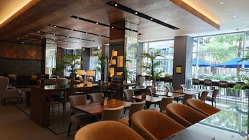 2 restaurantes, é servido café da manhã