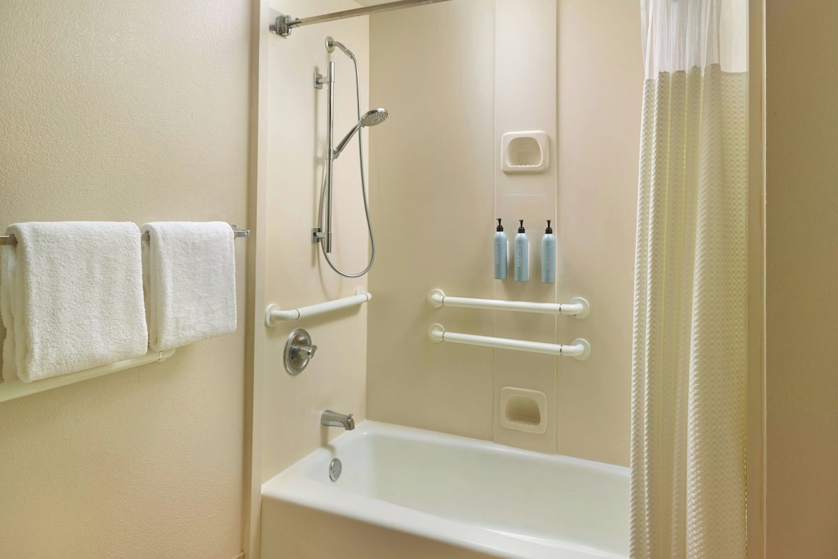 Habitación, 2 camas Queen size, balcón (Mobility/Hearing Accessible, Tub) | Baño | Amenidades de baño gratuitas, secadora de cabello, toallas