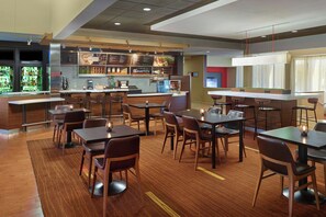 Full breakfast for a fee - Courtyard by Marriott Baton Rouge Acadian Centre/LSU Area (Baton Rouge)