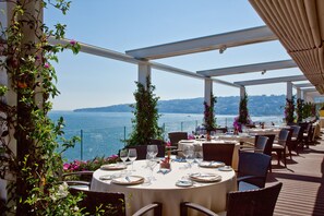 Serveert lunch, lokale en internationale gerechten, stranduitzicht 