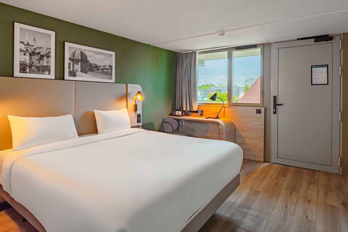 Habitación estándar, 1 cama Queen size | 20 habitaciones, ropa de cama de alta calidad y escritorio