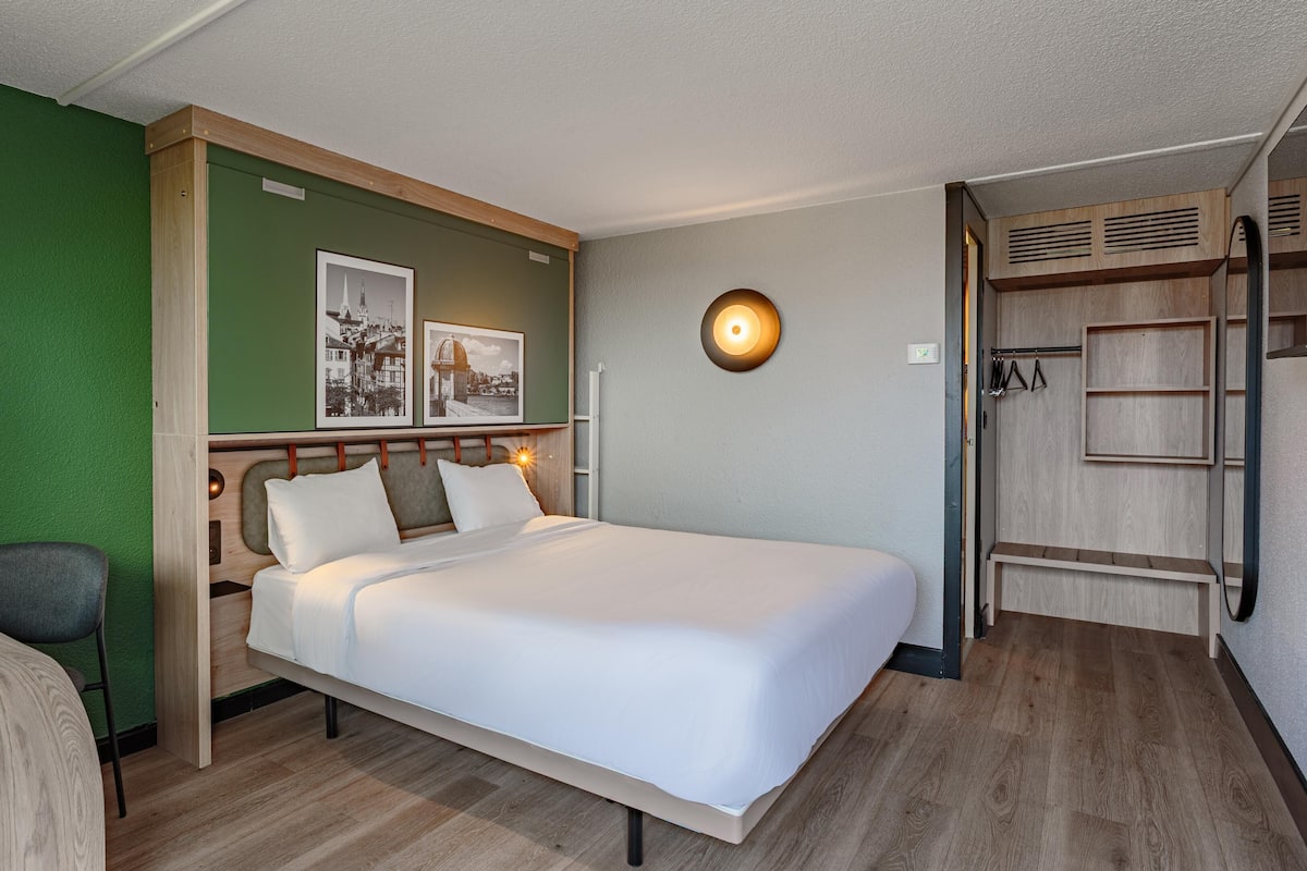 Habitación estándar, varias camas | 20 habitaciones, ropa de cama de alta calidad y escritorio