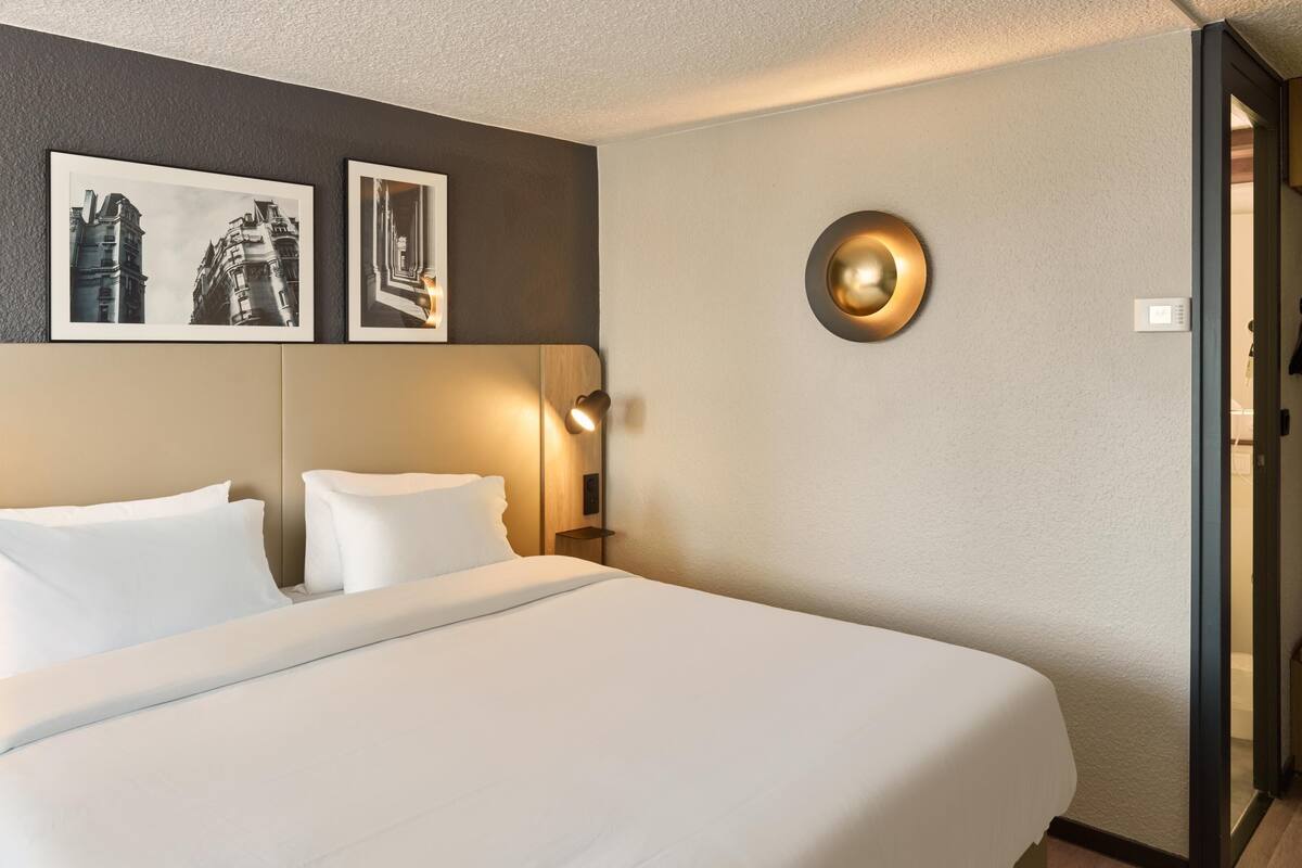 Rom – superior, 1 queensize-seng | 20 soverom, sengetøy av topp kvalitet, skrivebord og blendingsgardiner
