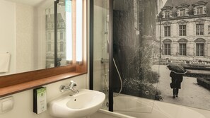 Superior Room, 1 Queen Bed | Bathroom | Eco-friendly toiletries, hair dryer, towels