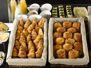 Daily buffet breakfast (EUR 13.9 per person)