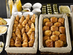 Petit déjeuner buffet (13.9 EUR par personne)