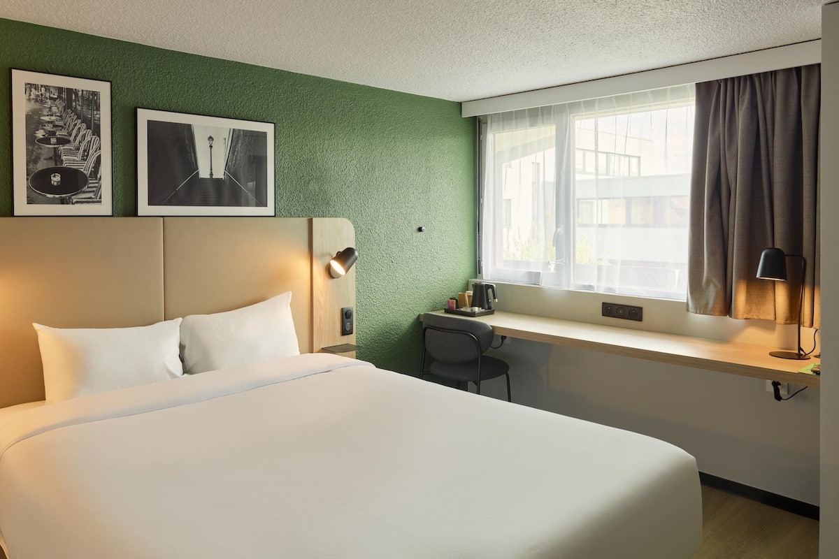 20 habitaciones, ropa de cama de alta calidad y escritorio