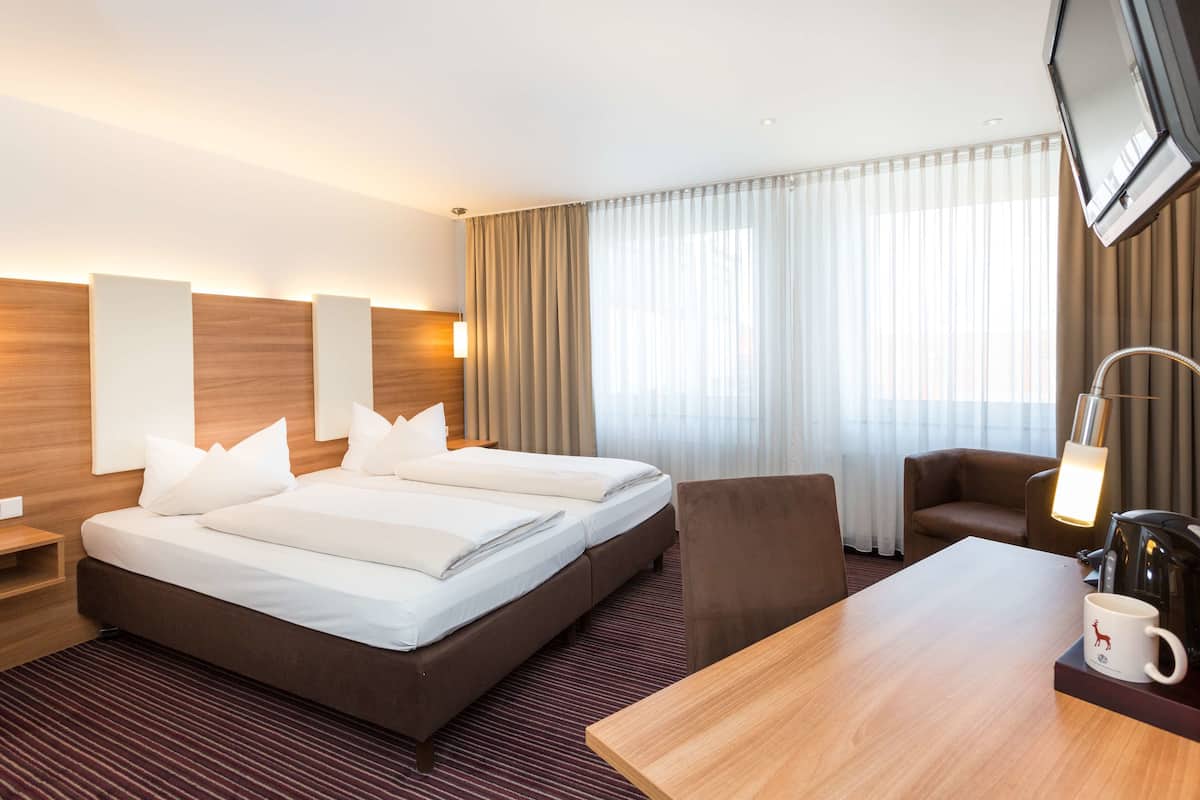 Habitación doble Confort | Ropa de cama hipoalergénica y caja de seguridad en la habitación