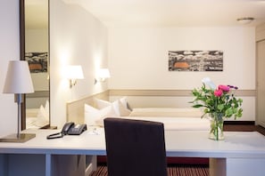 Deluxe-Dreibettzimmer, 1 Schlafzimmer | Allergikerbettwaren, Zimmersafe, Schreibtisch