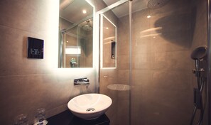 Shower, rainfall showerhead, free toiletries, hair dryer