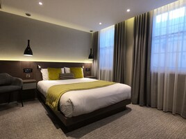 Executive Room, 1 Double Bed, Non Smoking | 1 bedroom, premium bedding, pillowtop beds, in-room safe