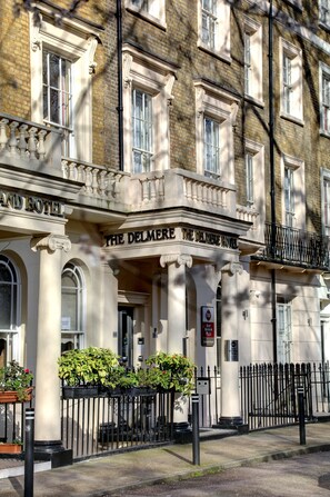 Vista frontal de la propiedad