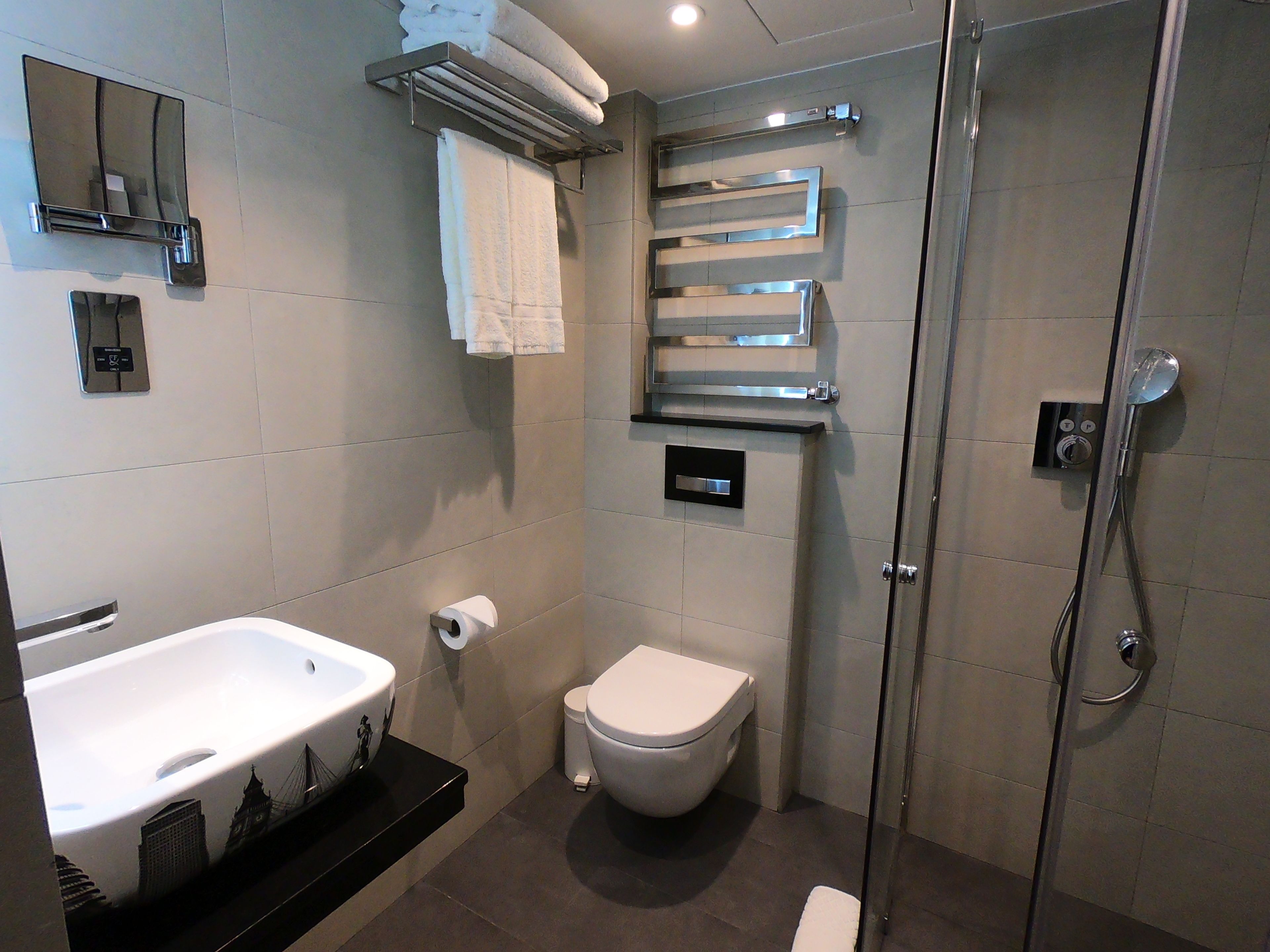 Un baño moderno con bañera, inodoro y cabina de ducha de vidrio.