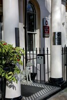 Entrada de hotel con un letrero que dice 'Best Western PLUS Delmere Hotel'.