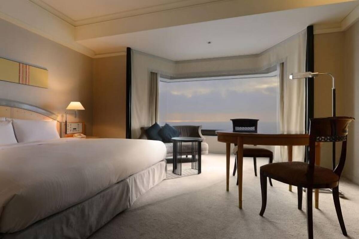 Luxe beddengoed, donsdekens, een kluis op de kamer, een bureau