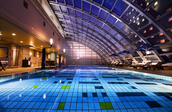 Una piscina cubierta, una piscina al aire libre