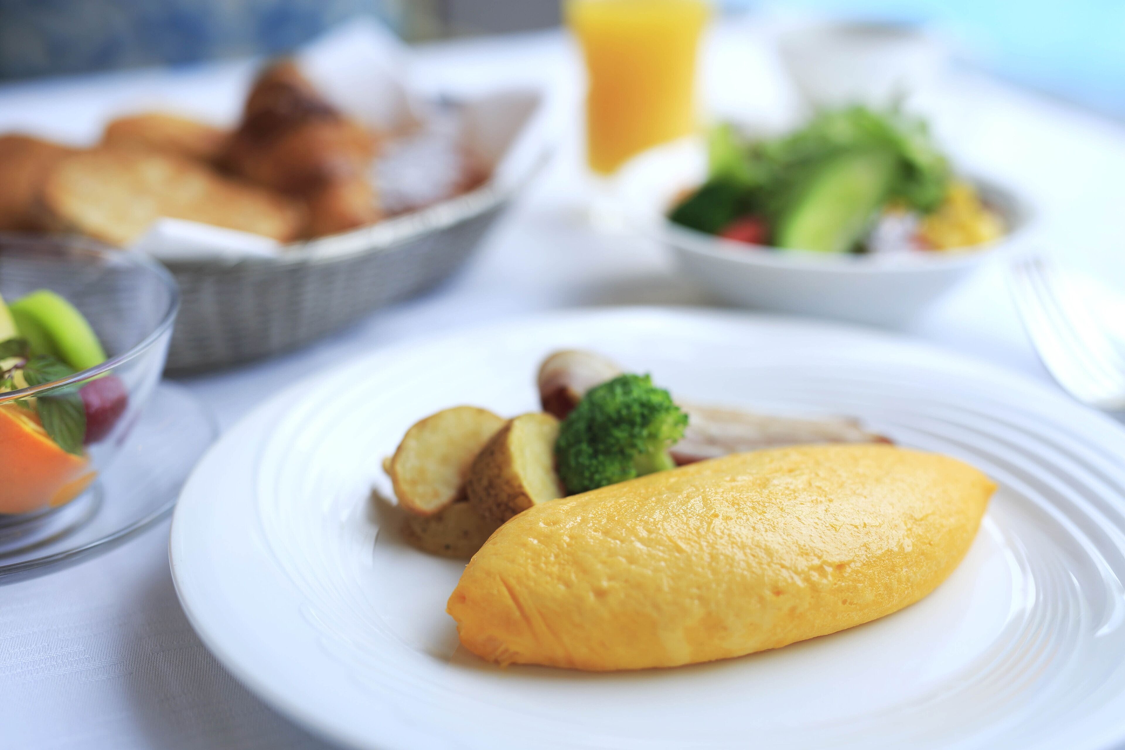 Un plato con tortilla, patatas y brócoli.