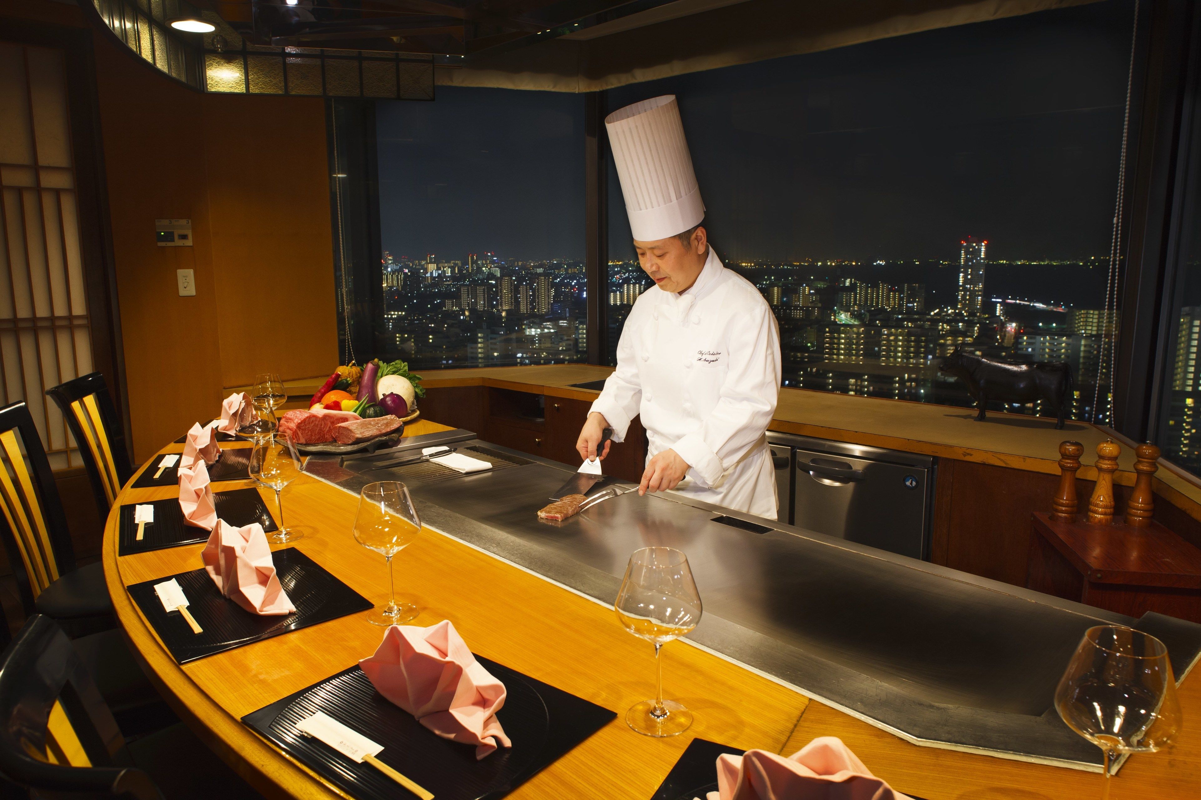 5 restaurants, breakfast, lunch, dinner served; fusion cuisine