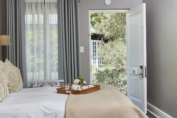 Habitación doble (Petit Classic) | 1 habitación, caja de seguridad en la habitación y escritorio