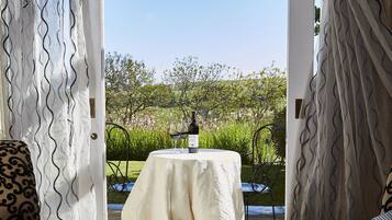 1 habitación, caja de seguridad en la habitación y escritorio