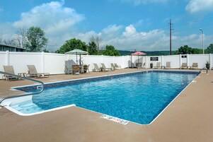 Una piscina al aire libre de temporada