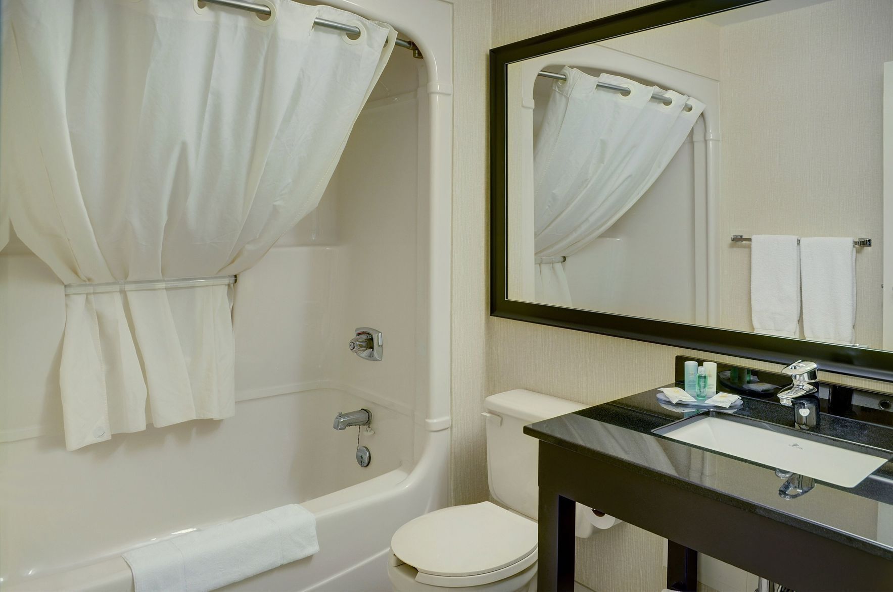 Badezimmer | Duschwanne, kostenlose Toilettenartikel, Haartrockner, Handtücher
