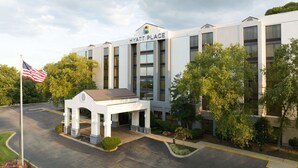 Moderni Hyatt Place -hotelli, jossa on näyttävä sisäänkäynti, lippu ja hyvin hoidettu ympäristö.