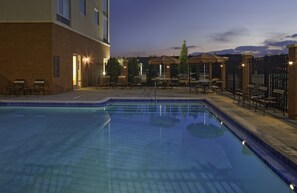 Piscine extérieure en saison, chaises longues