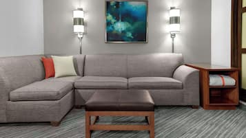 Roupas de cama premium, cofres nos quartos, escrivaninha
