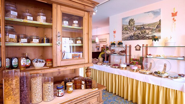 A bakery display with jars of honey, jam, and other preserves. - Hotel Merian Rothenburg (Rothenburg ob der Tauber)