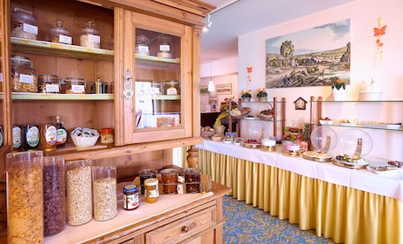 Free daily buffet breakfast . Hotel Merian Rothenburg