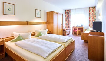 办公桌、遮光窗帘、熨斗/熨板、婴儿床