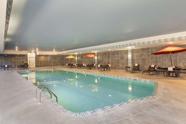 Indoor pool, sun loungers
