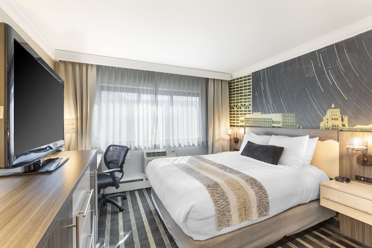 Standard Room, 1 Queen Bed, Accessible, Non Smoking | Premium bedding, pillowtop beds, in-room safe, desk