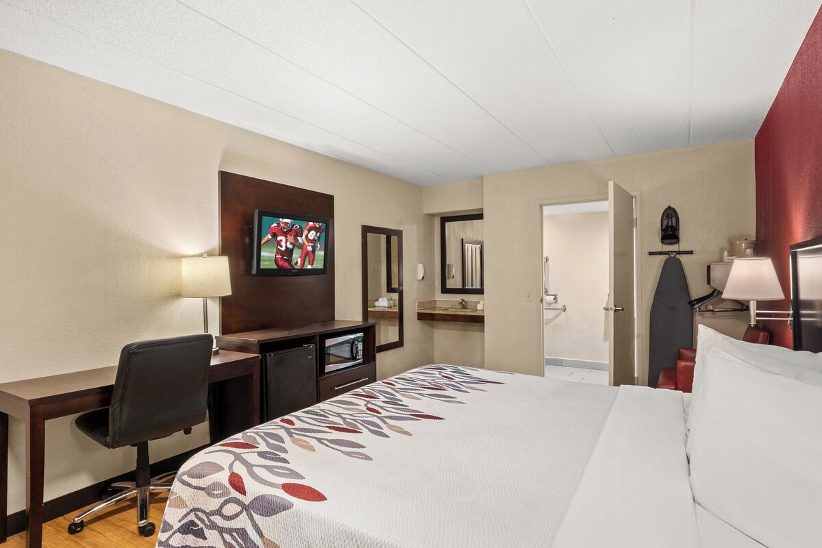 Deluxe Room, 1 King Bed (Roll-In Shower, Smoke Free) | Desk, blackout drapes, iron/ironing board, cribs (free)
