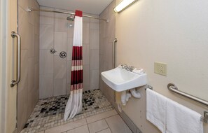 Camera Deluxe, 1 letto king (Roll-In Shower, Smoke Free) | Bagno | Combinazione doccia/vasca, set di cortesia gratuito, asciugamani