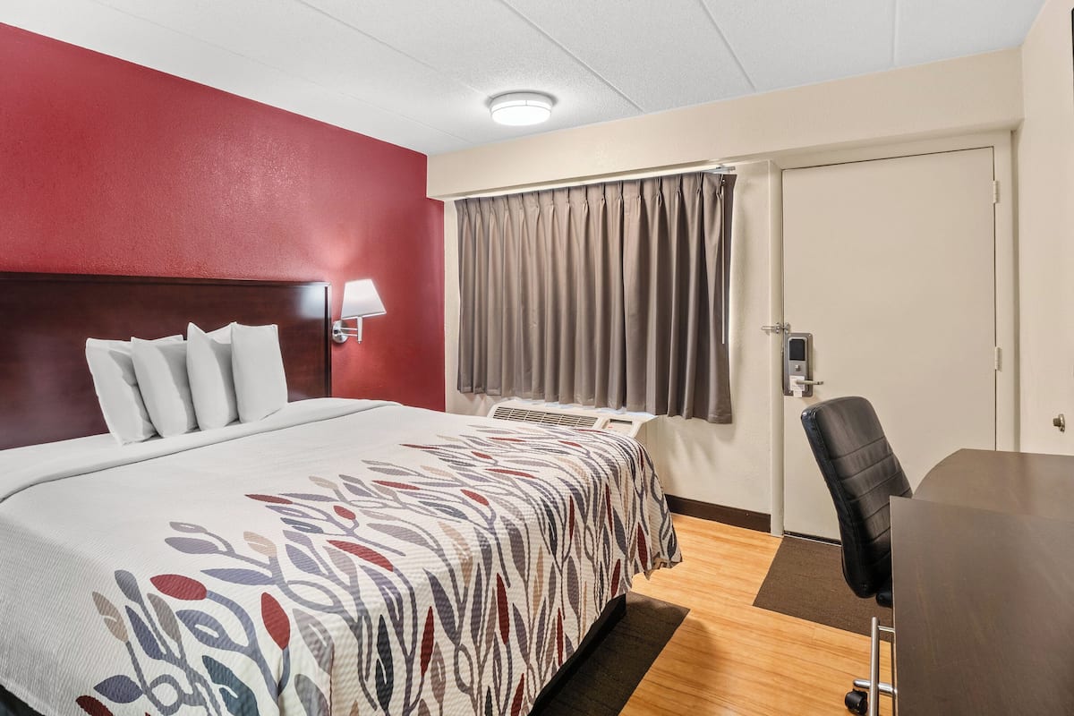 Deluxe-Zimmer, 1 King-Bett (Smoke Free) | Schreibtisch, Verdunkelungsvorhänge, Bügeleisen/Bügelbrett