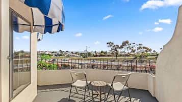 Suite, 1 King Bed, Non Smoking, Balcony | In-room safe, desk, iron/ironing board, free cribs/infant beds