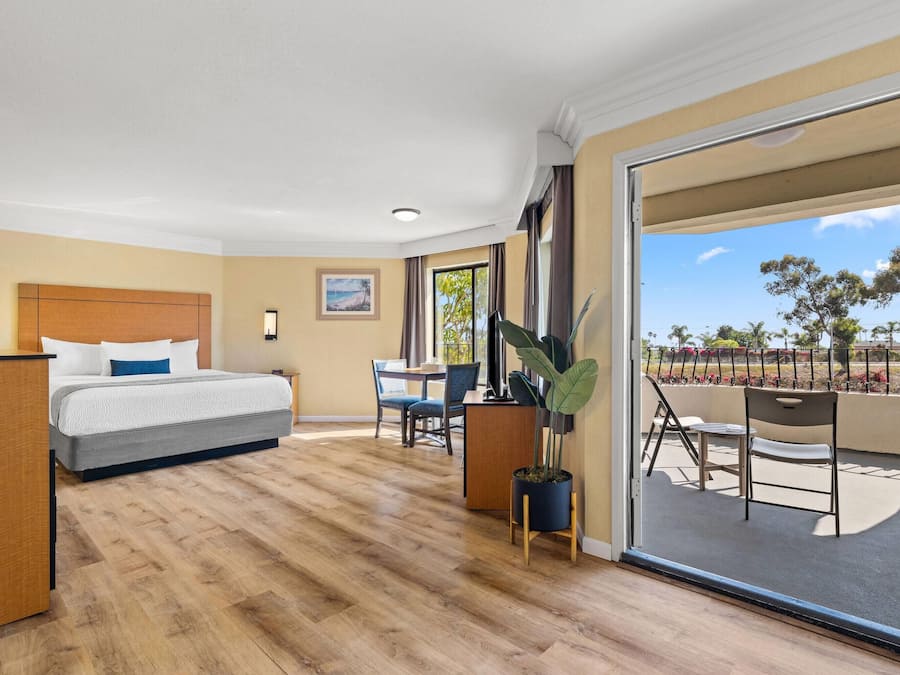 Room, 1 King Bed, Non Smoking | In-room safe, desk, iron/ironing board, free cribs/infant beds