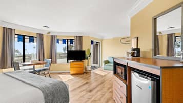 Suite, 1 King Bed, Non Smoking, Balcony | In-room safe, desk, iron/ironing board, free cribs/infant beds