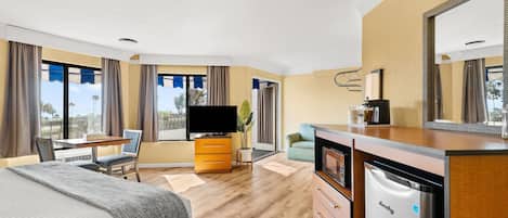 Suite, 1 King Bed, Non Smoking, Balcony | In-room safe, desk, iron/ironing board, free cribs/infant beds