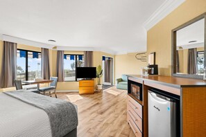 Suite, 1 King Bed, Non Smoking, Balcony | In-room safe, desk, iron/ironing board, free cribs/infant beds