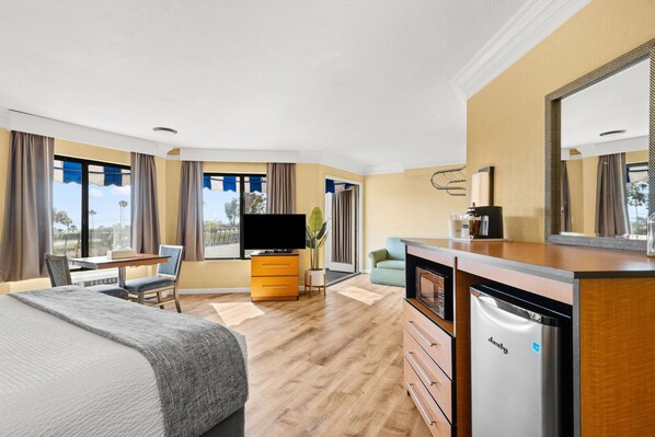 Suite, 1 King Bed, Non Smoking, Balcony