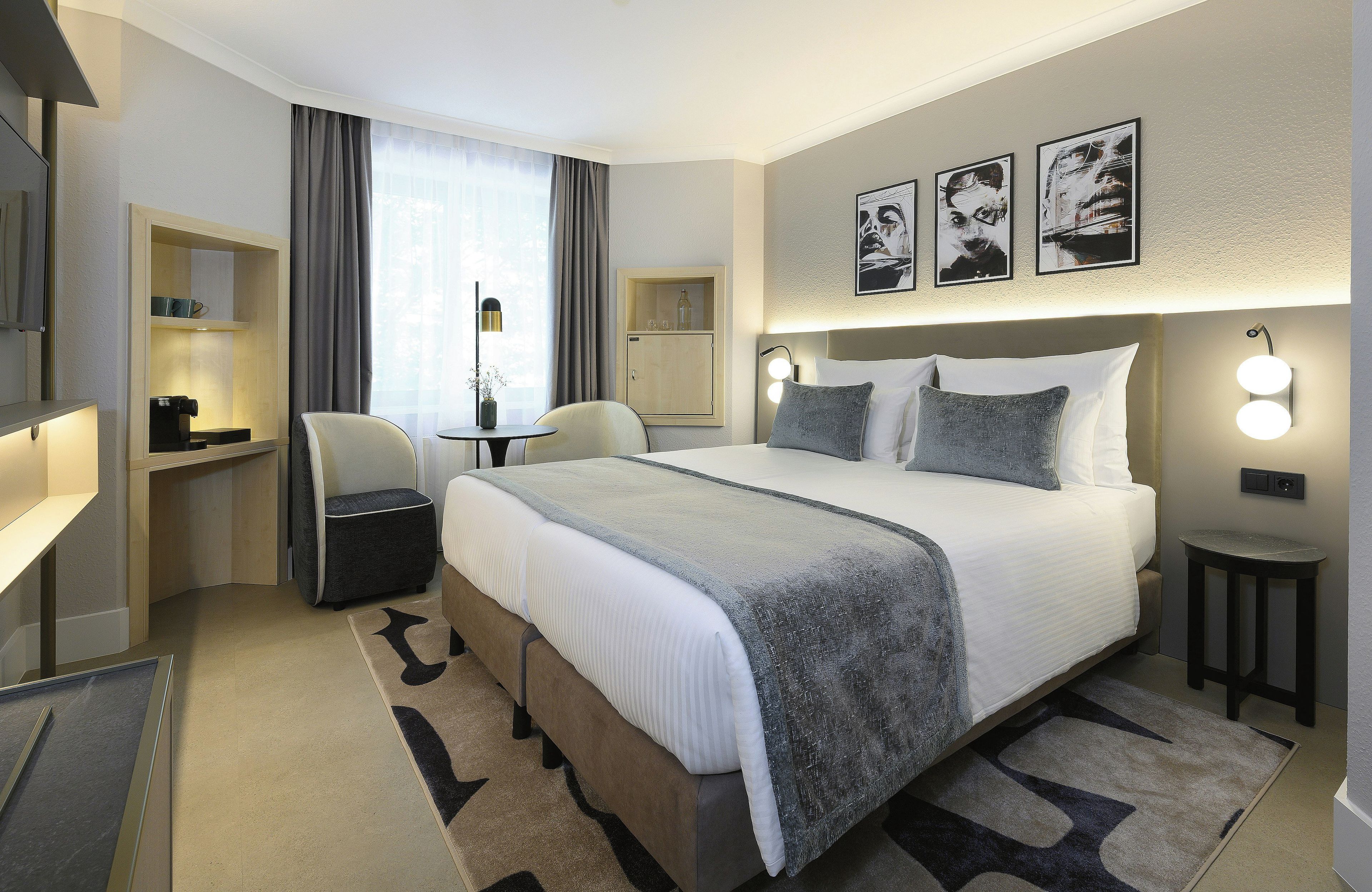 Quarto casal conforto | Roupas de cama antialérgicas, frigobar, cofres nos quartos, escrivaninha
