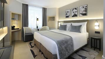 Quarto casal conforto | Roupas de cama antialérgicas, frigobar, cofres nos quartos, escrivaninha