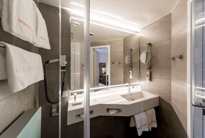 Douche, sèche-cheveux, serviettes fournies